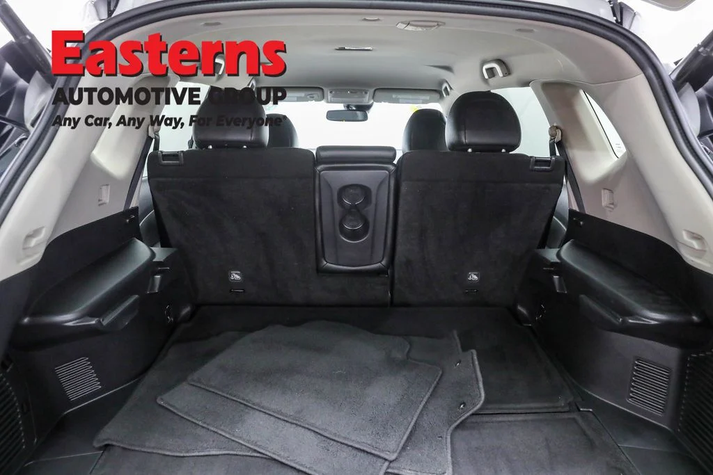 Used 2020 Silver Nissan SL image 10
