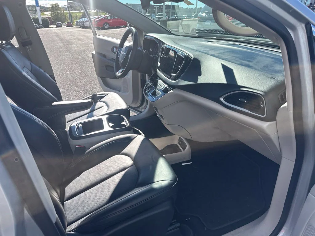Used 2024 Silver Mist Clearcoat Chrysler Touring L image 14