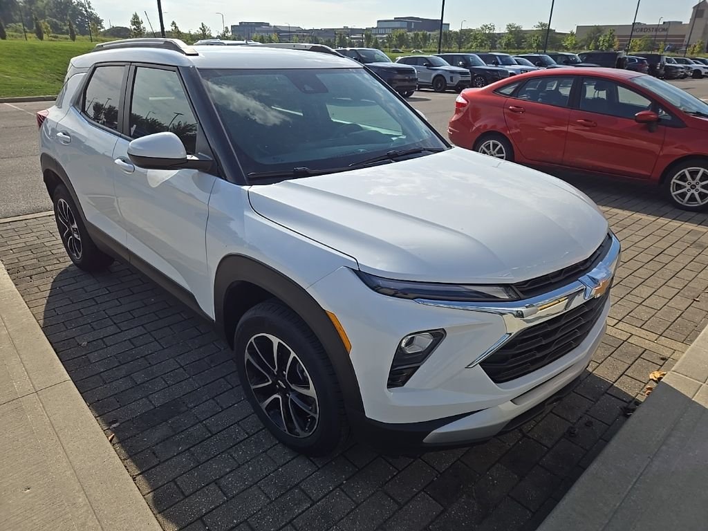 Used 2026 Summit White Chevrolet LT image 3