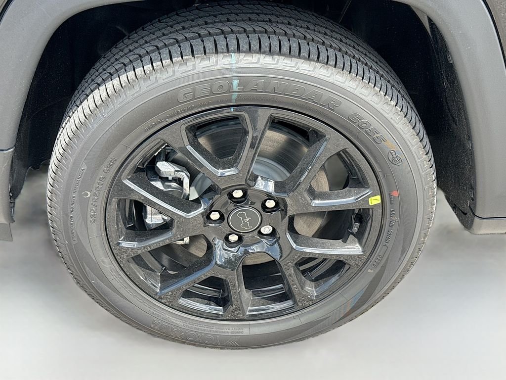 New 2026 Diamond Black Crystal Pearlcoat Jeep Latitude Altitude image 9