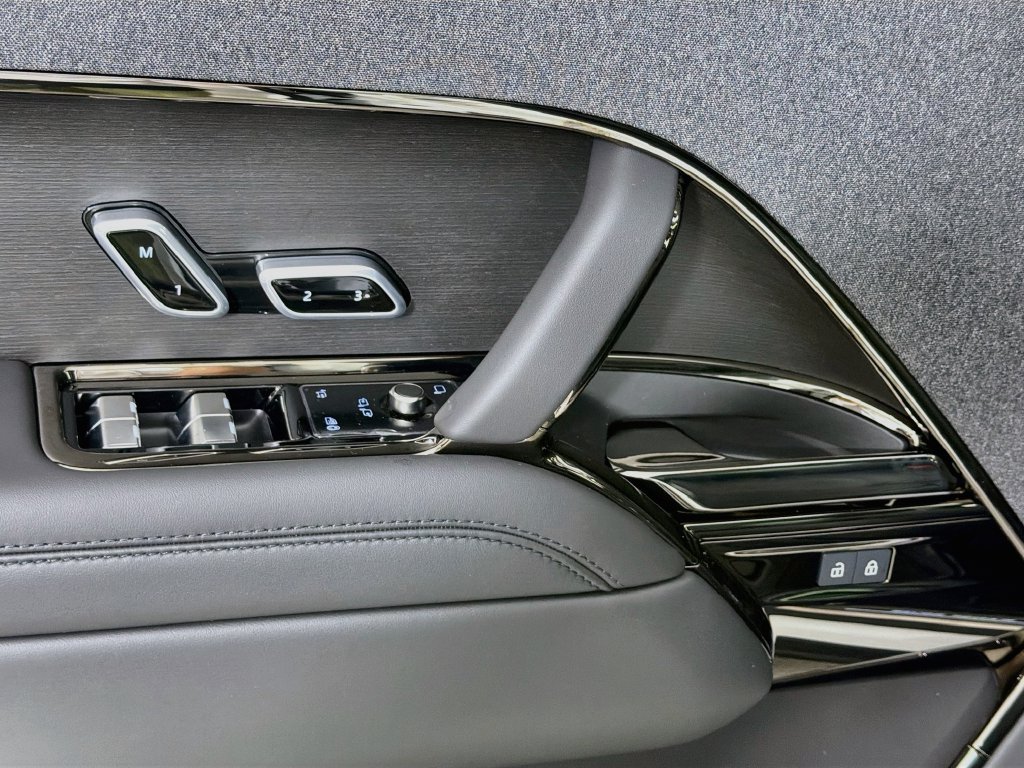 New 2027 Fuji White Land Rover Dynamic SE image 18