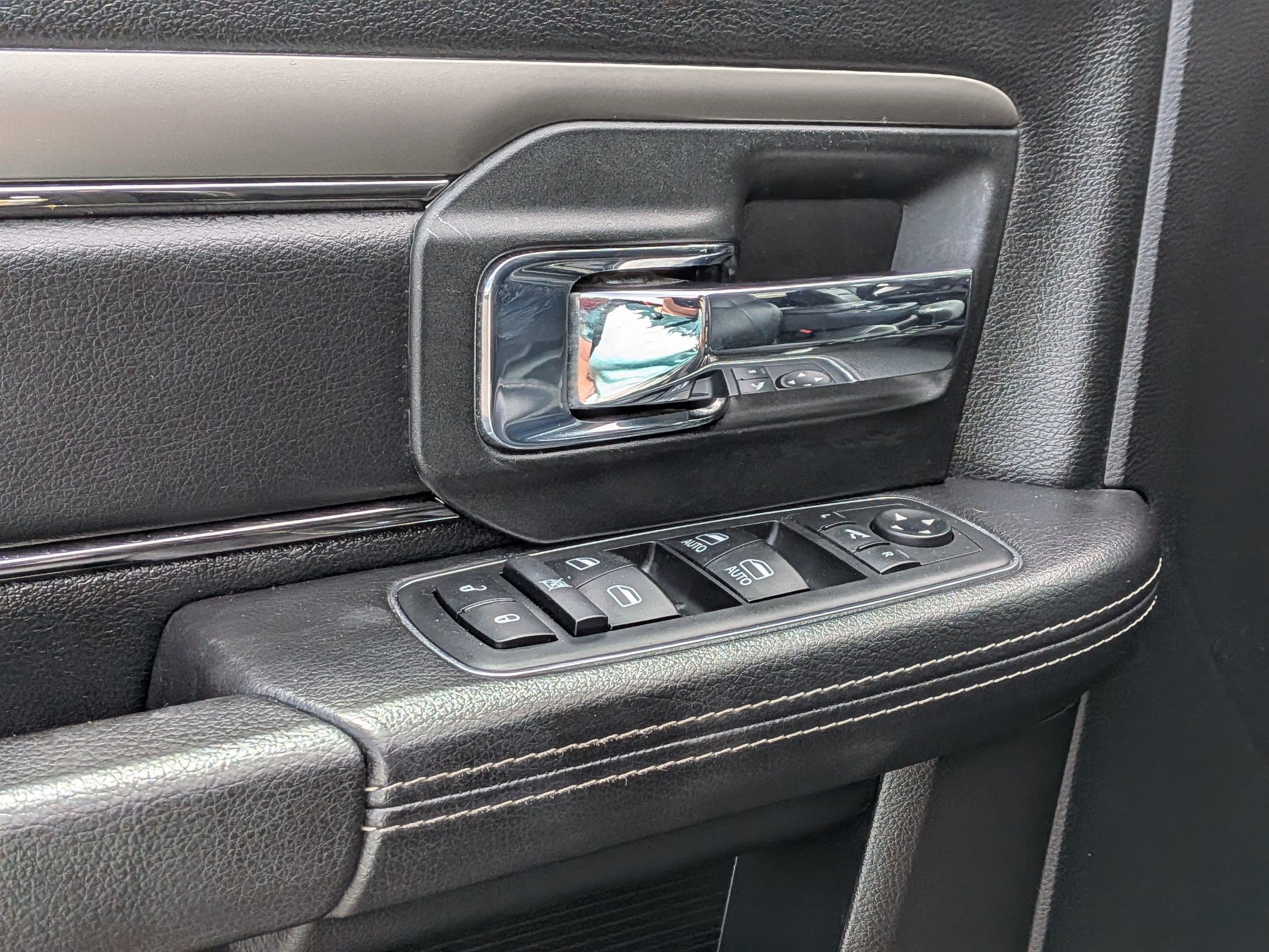 Used 2018 Brilliant Black Crystal Pearlcoat Ram Laramie image 13