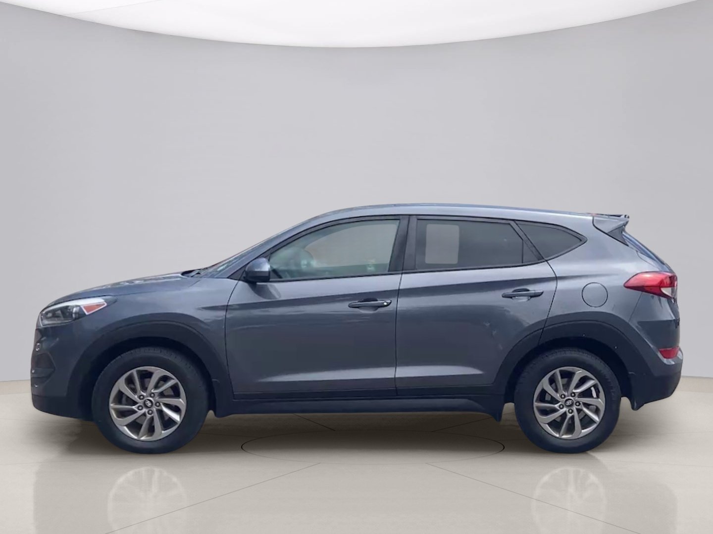 Used 2018 Gray Hyundai SE image 2