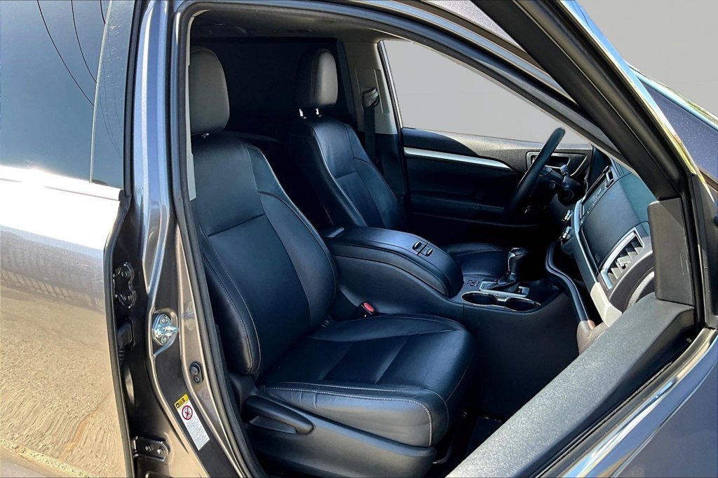Used 2016 Gray Toyota XLE V6 image 27