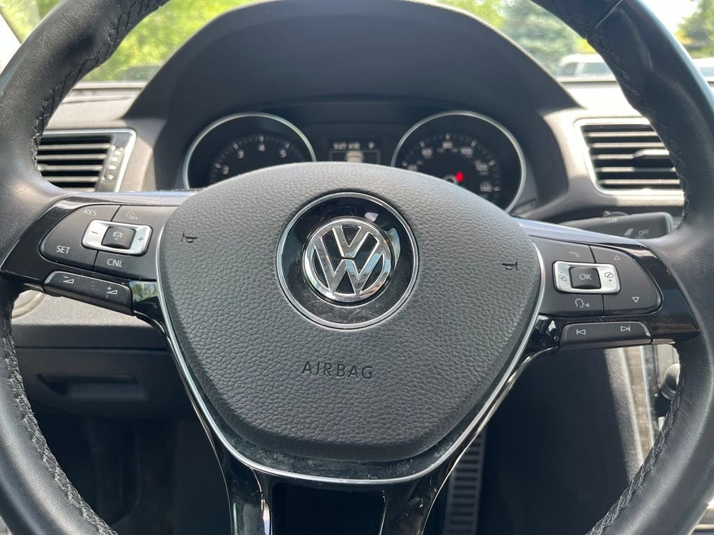 Used 2018 Black Volkswagen 2.0T SEL Premium image 20