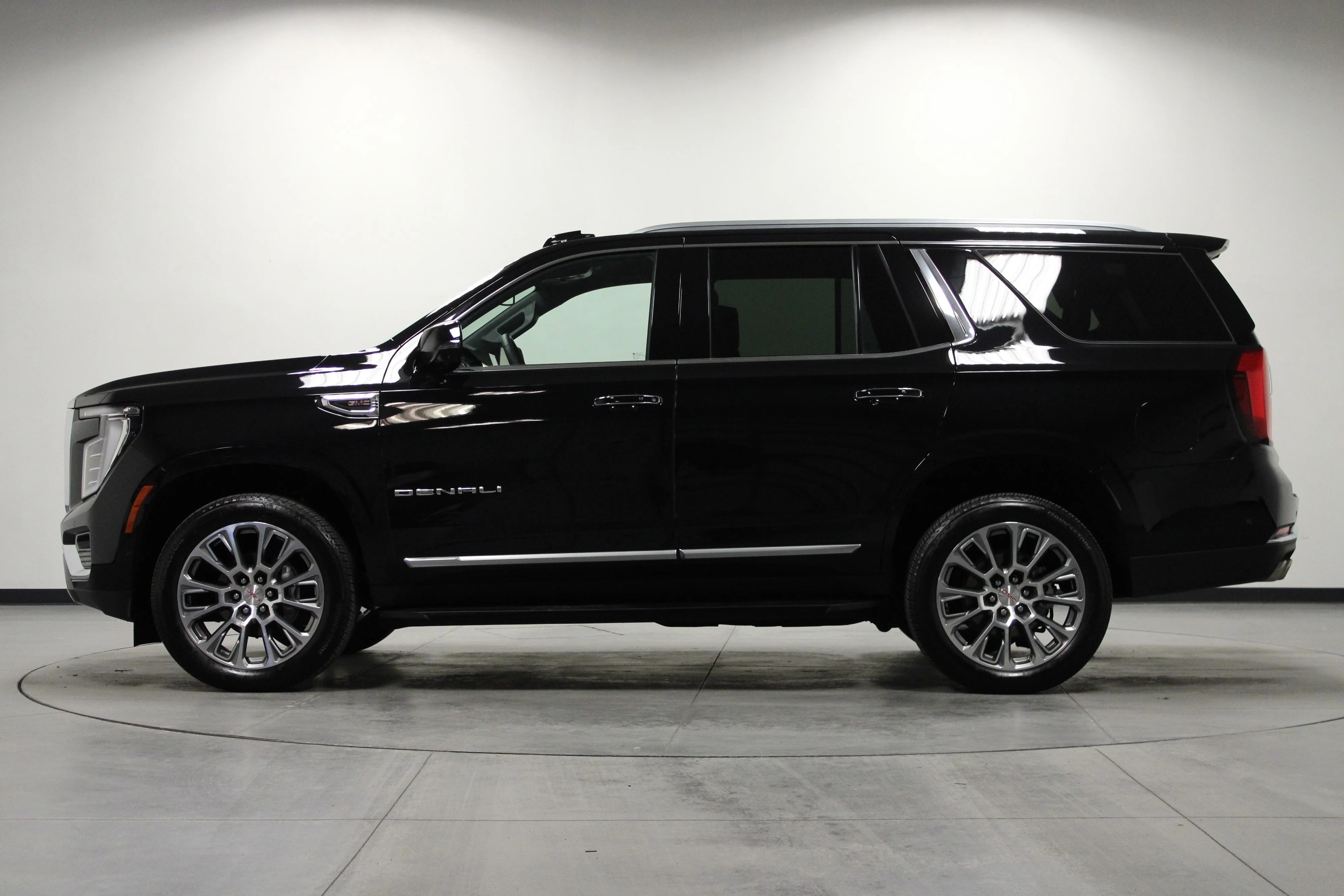 Used 2025 Onyx Black GMC Denali image 7