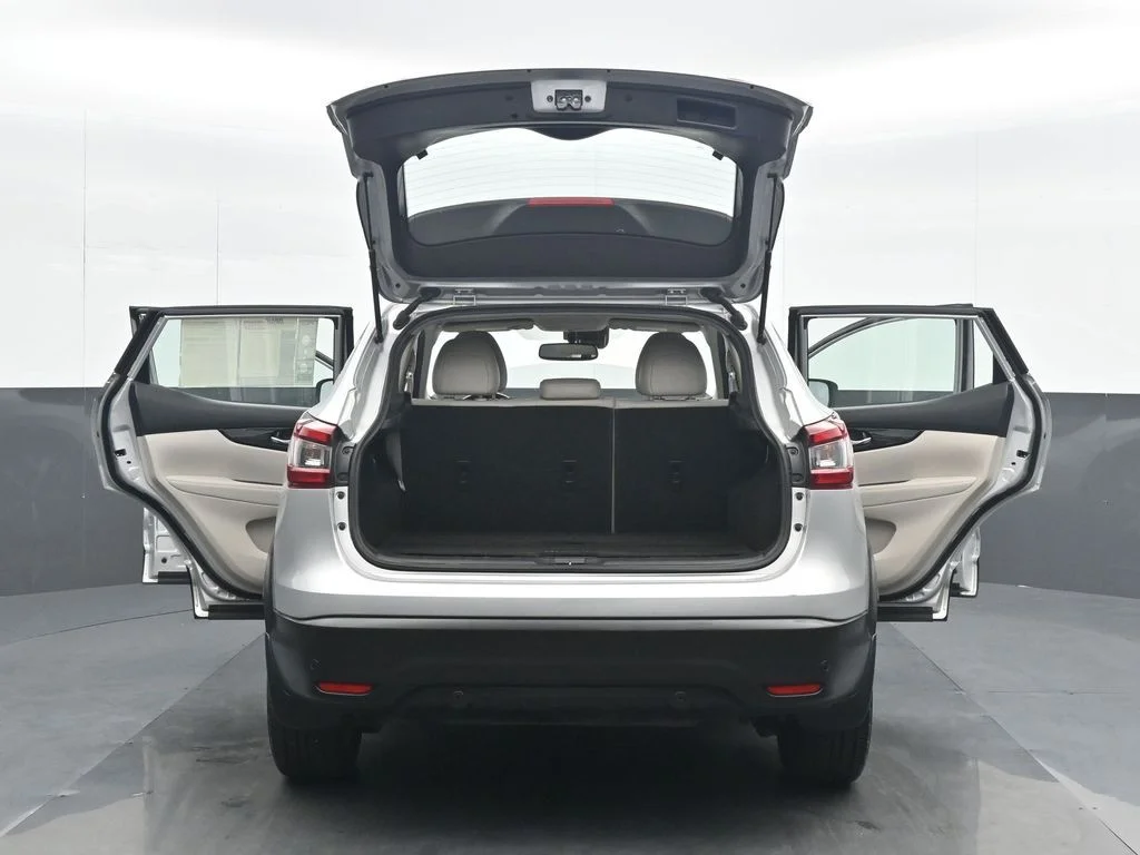 Used 2021 Silver Nissan SL image 35