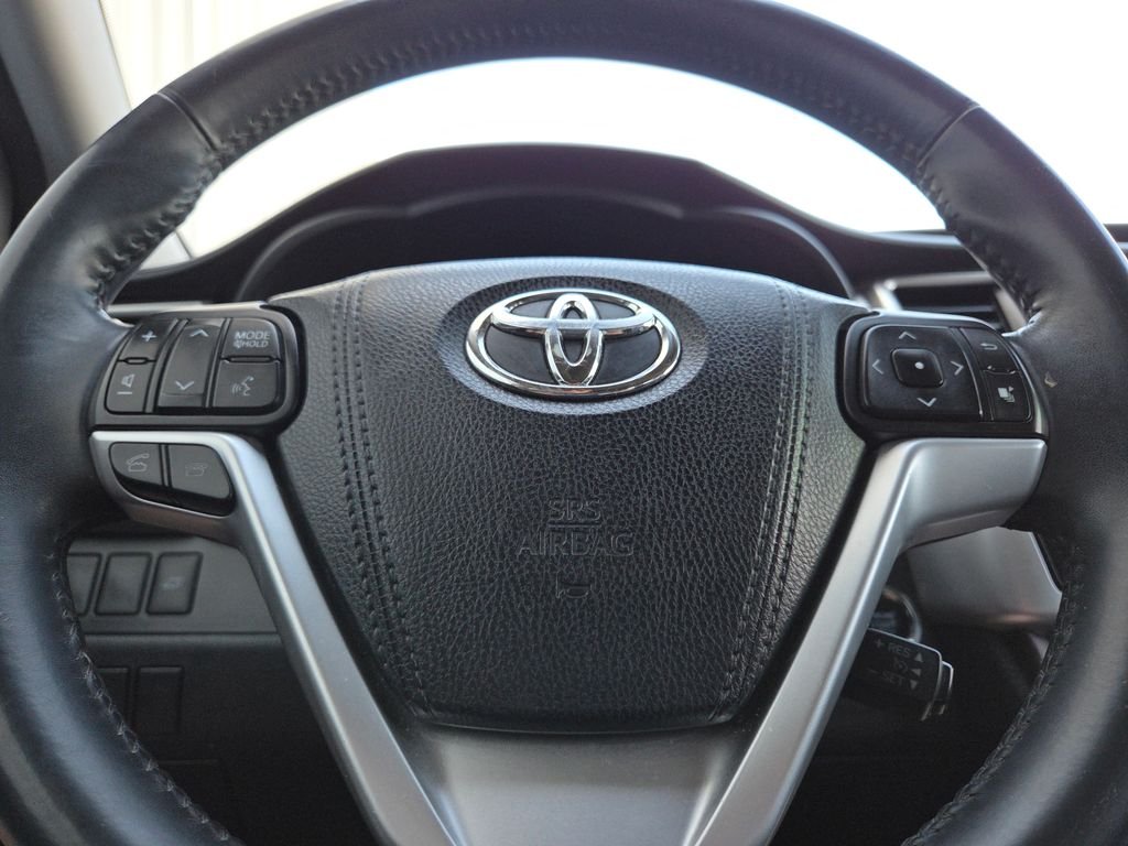 Used 2016 White Toyota XLE V6 image 21