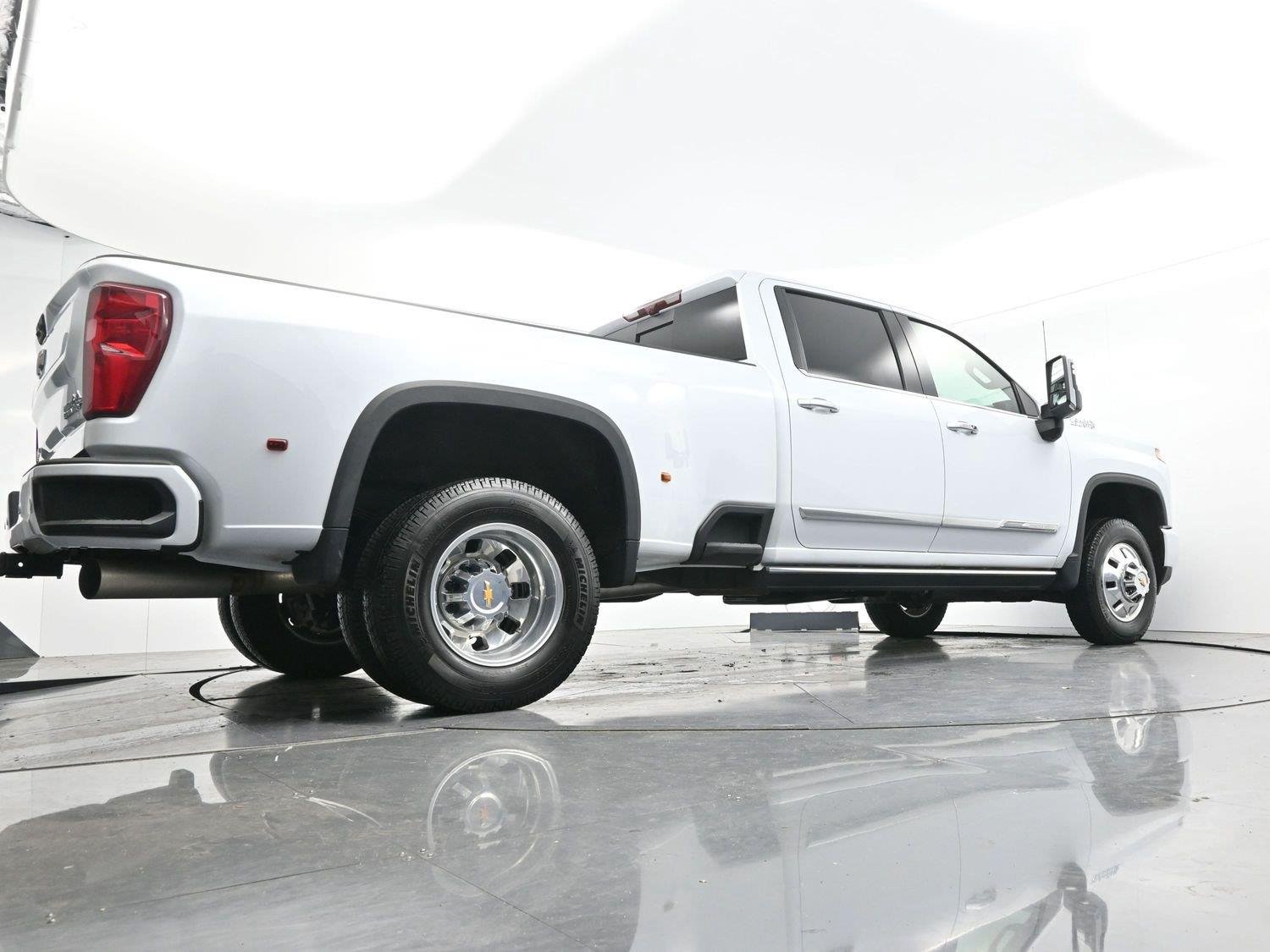 Used 2026 Polar White Tricoat Chevrolet High Country DRW image 52