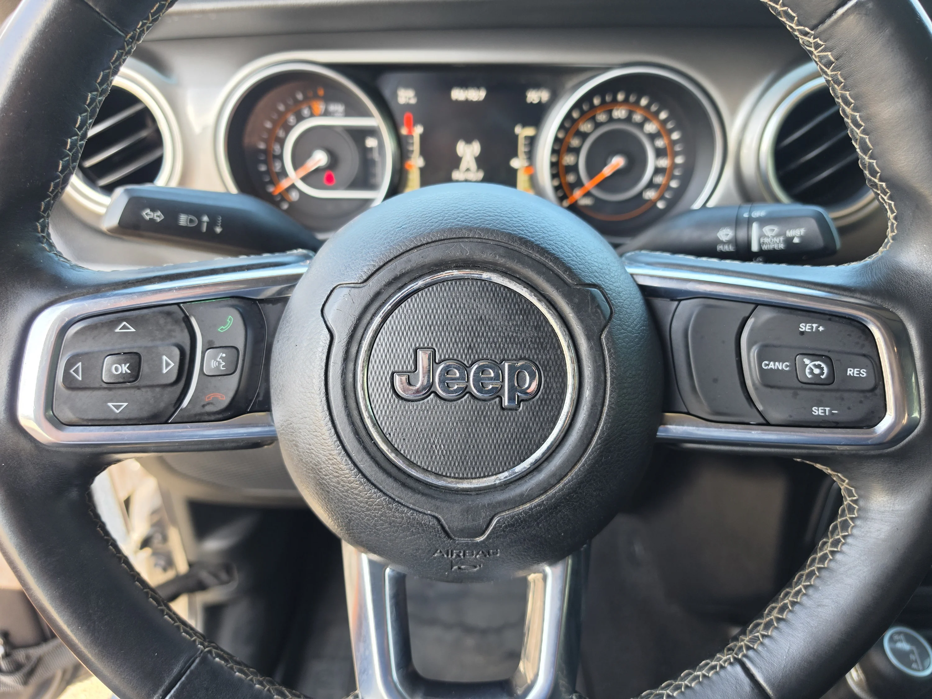 Used 2018 Granite Crystal Metallic Clearcoat Jeep Sahara image 34