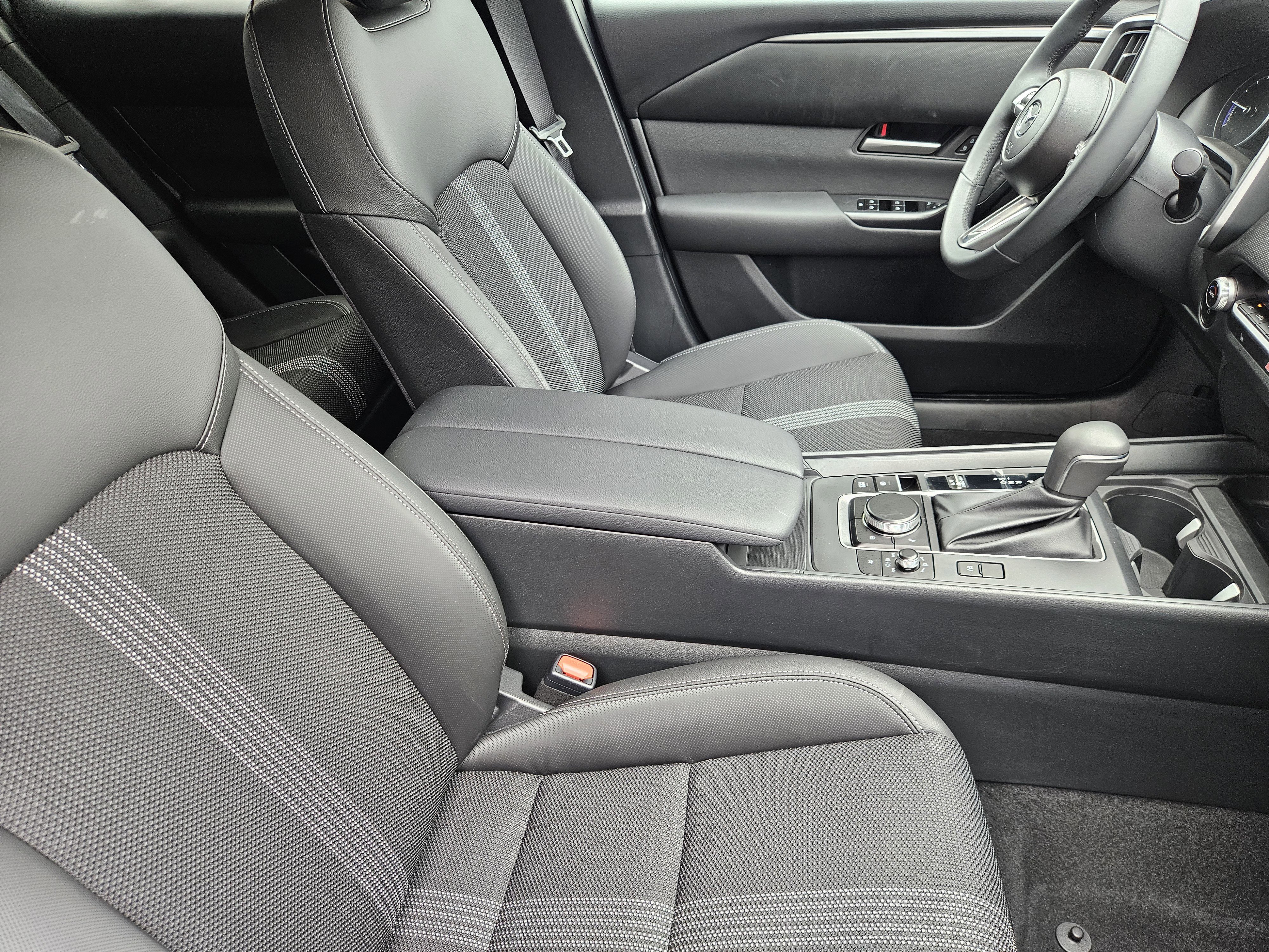 Used 2025  Mazda Preferred image 15