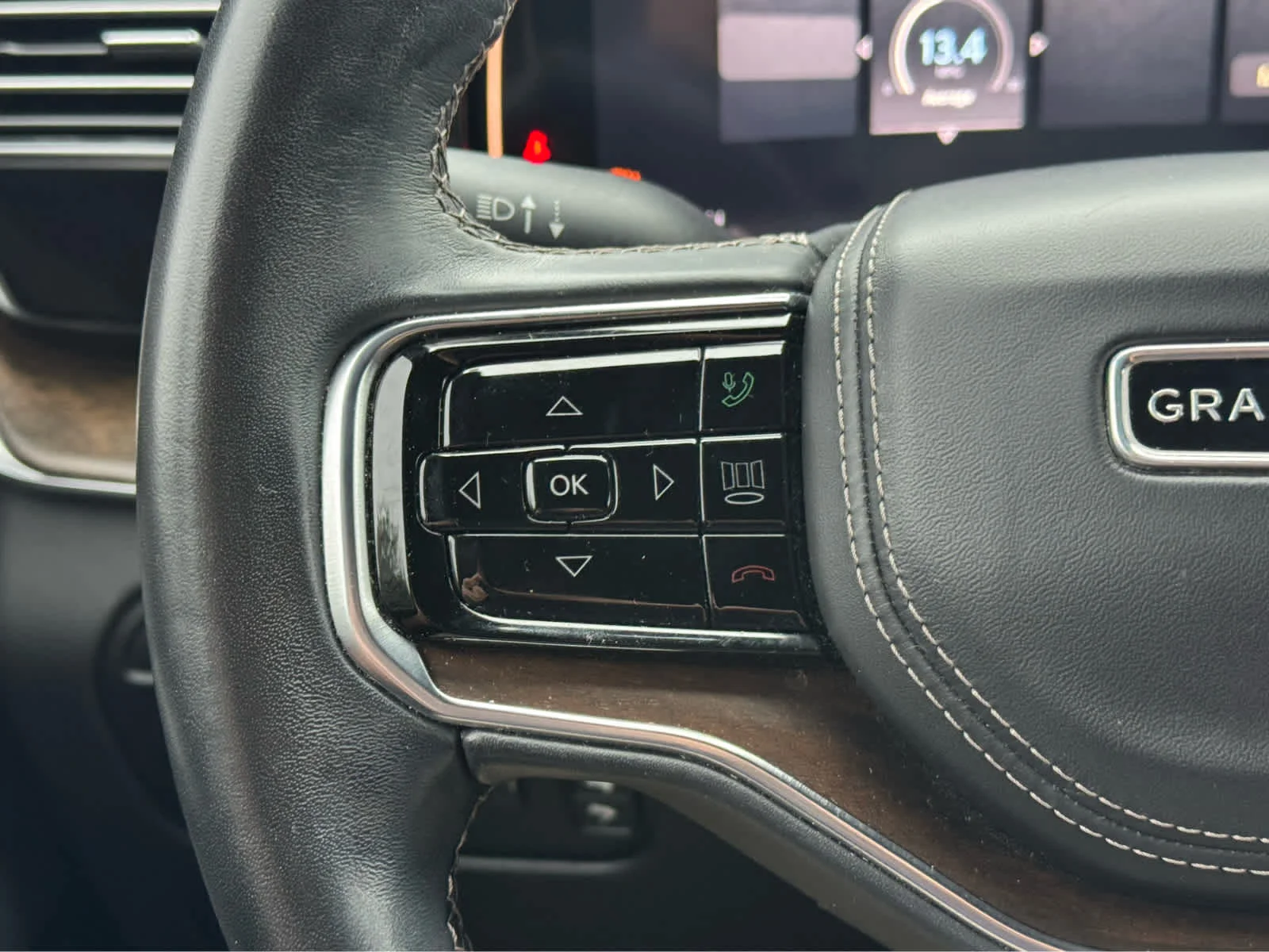 Used 2022 Diamond Black Crystal Pearlcoat Jeep Series II image 19