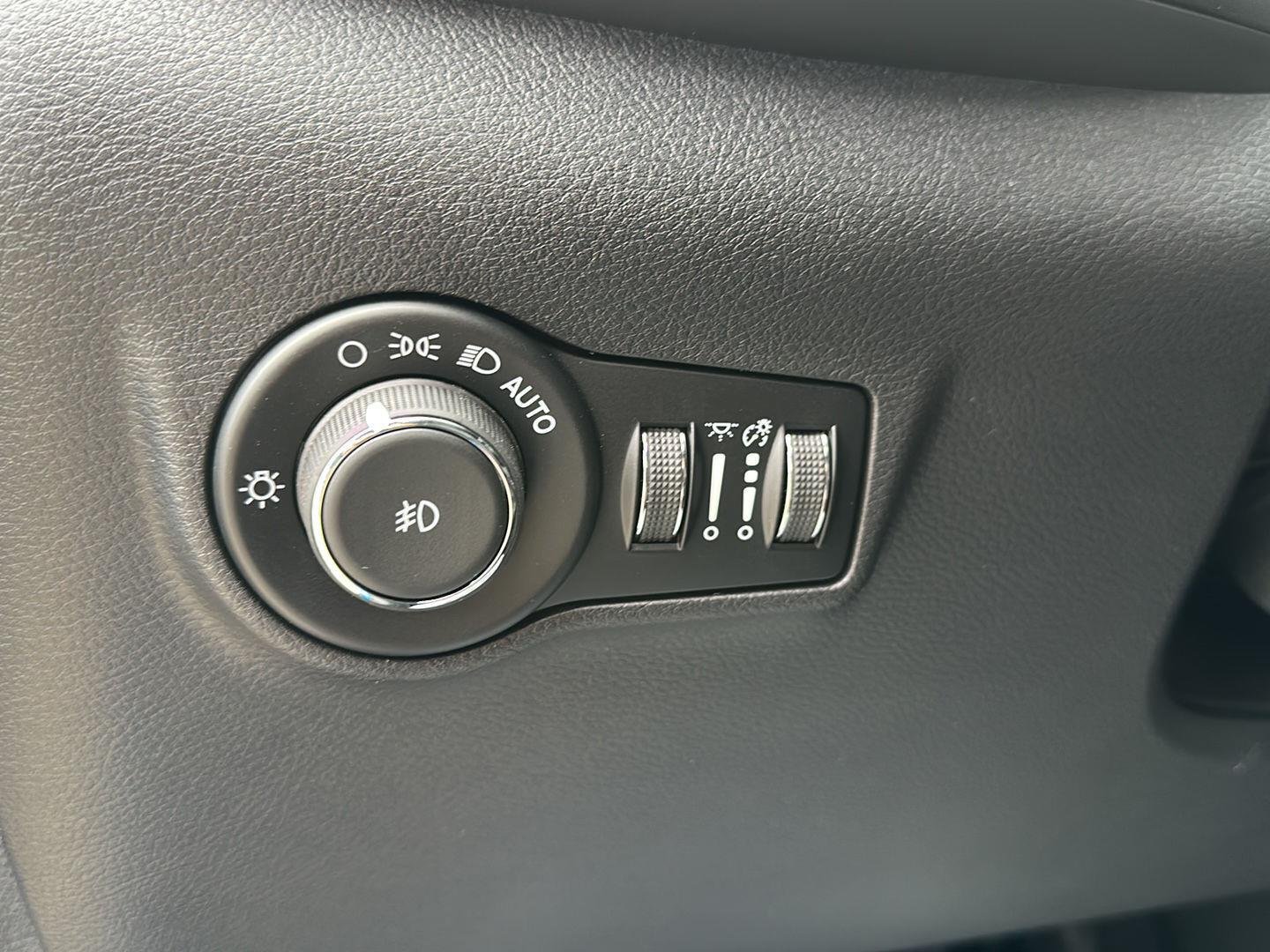 New 2026 Hydro Blue Pearl-Coat Exterior Paint Jeep Latitude Altitude image 12