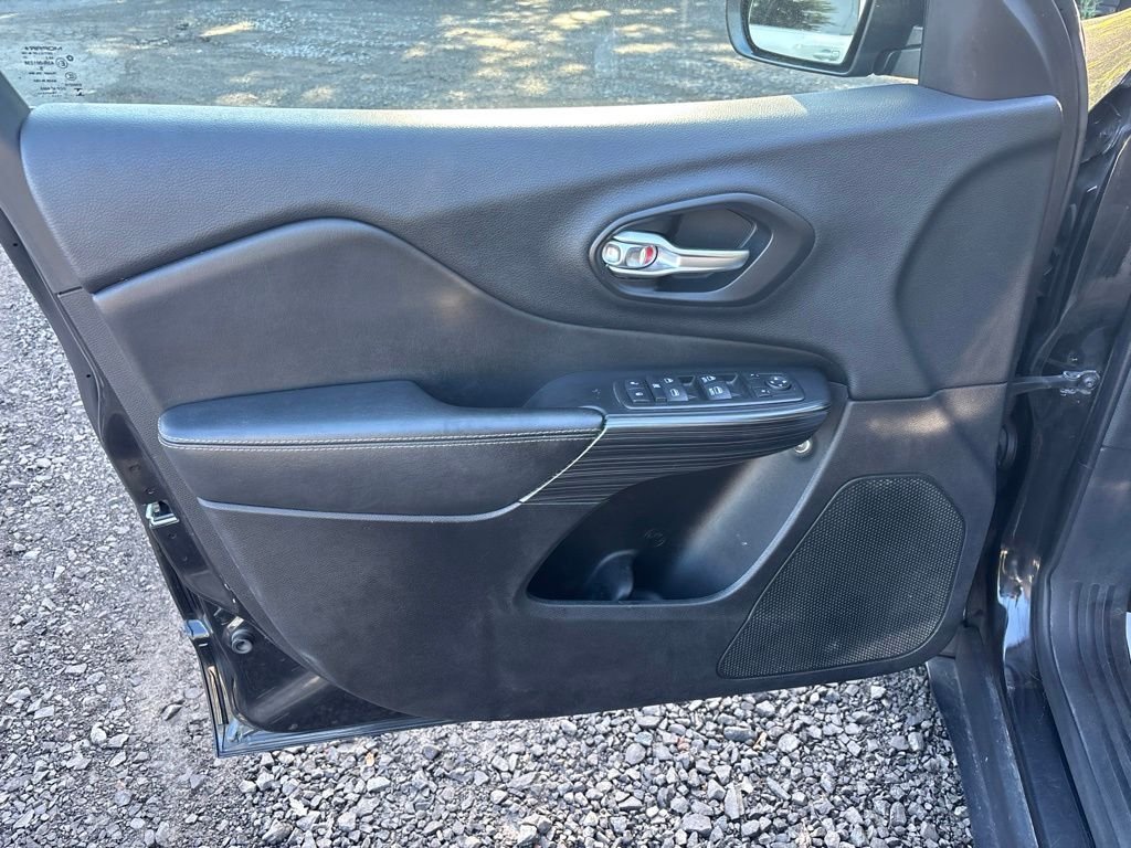 Used 2015 Black Jeep Limited image 17
