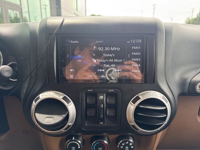 Used 2011 White Jeep Unlimited Sahara image 15