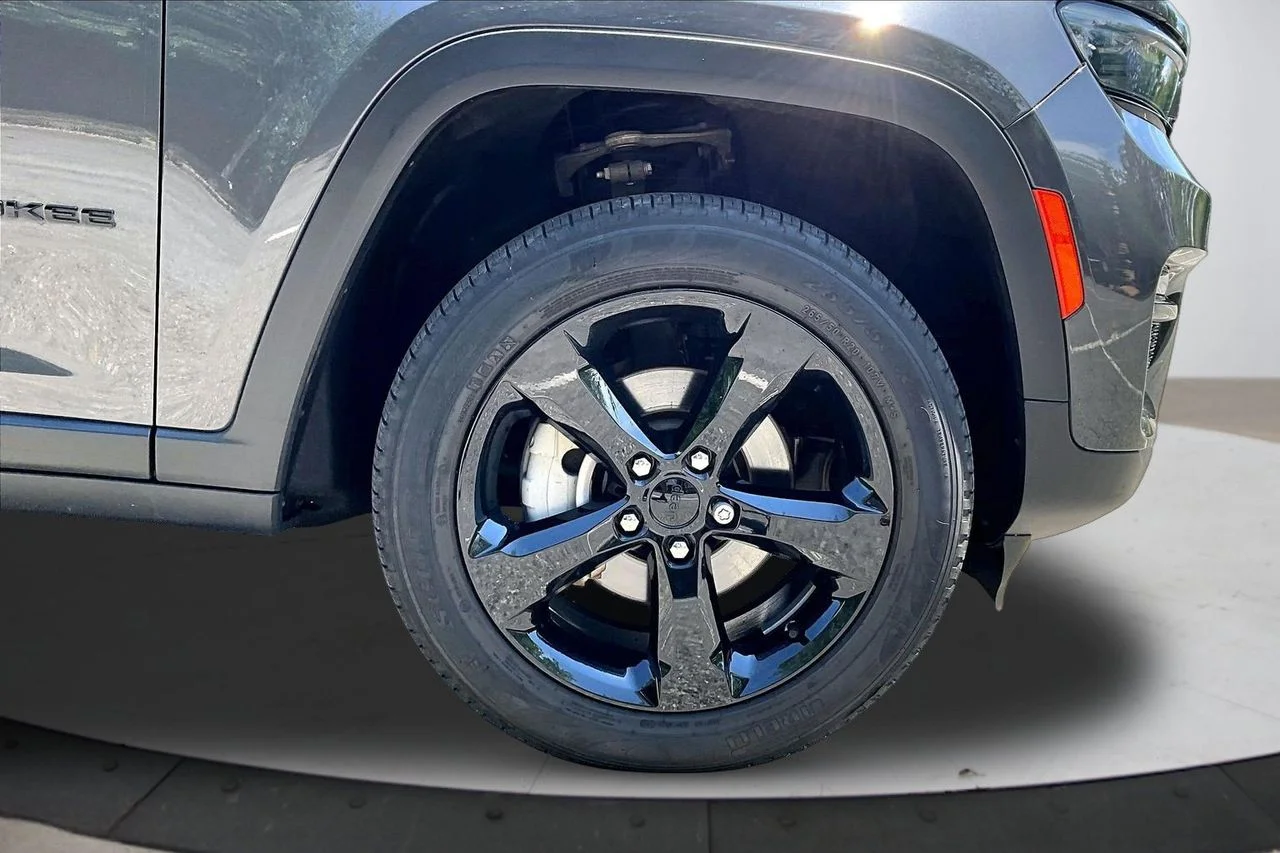 Used 2023 Gray Jeep Limited image 34