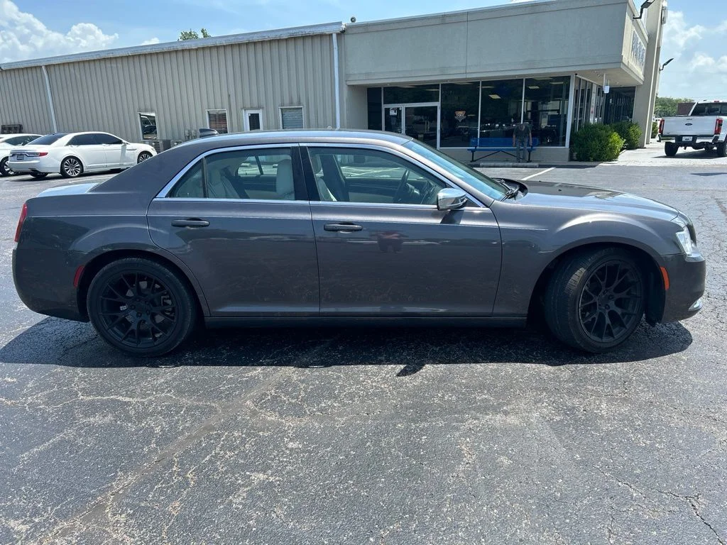 Used 2021 Granite Crystal Clearcoat Metallic Chrysler Touring image 8