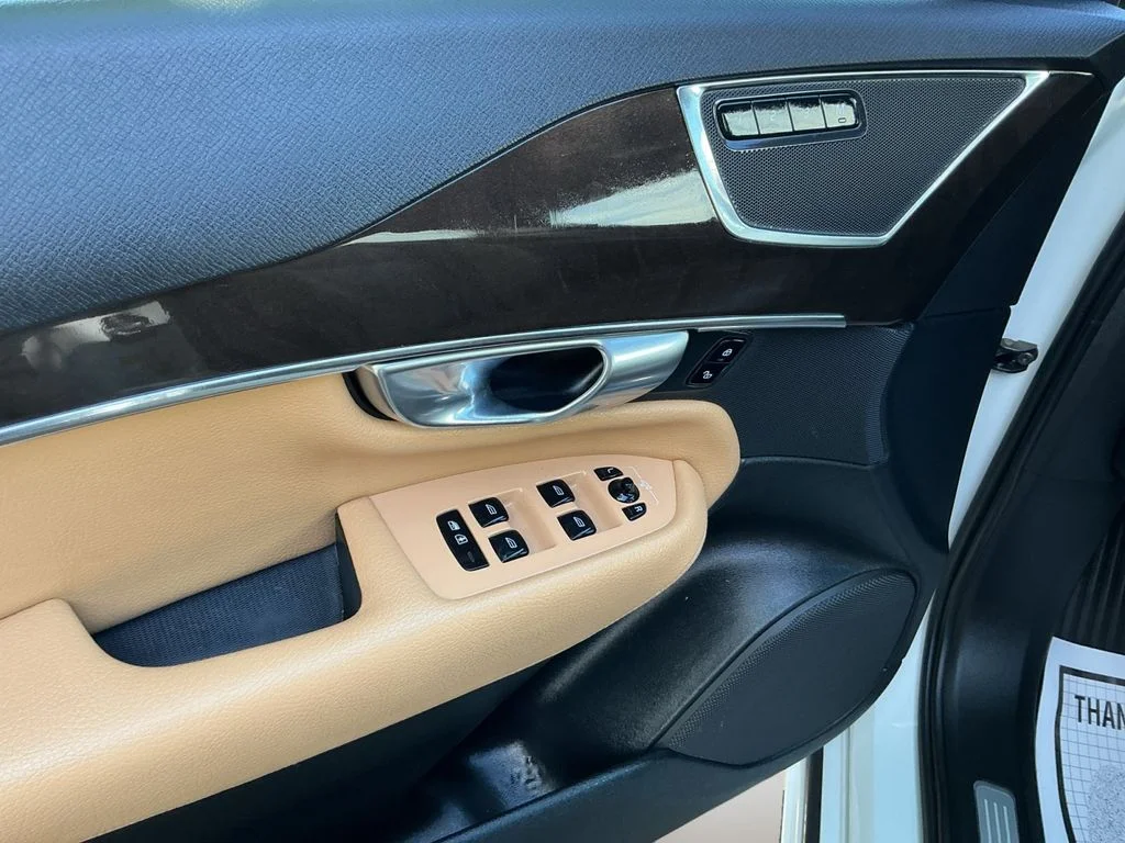 Used 2018 White Volvo T6 Momentum image 10