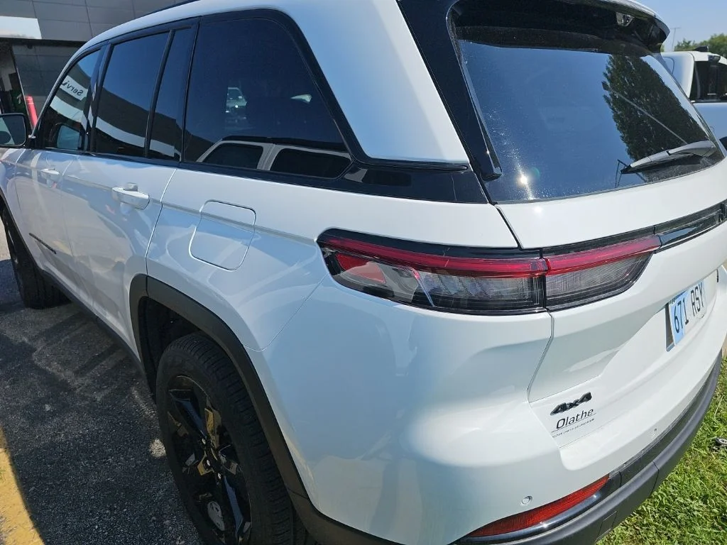 Used 2025 White Jeep Limited image 4