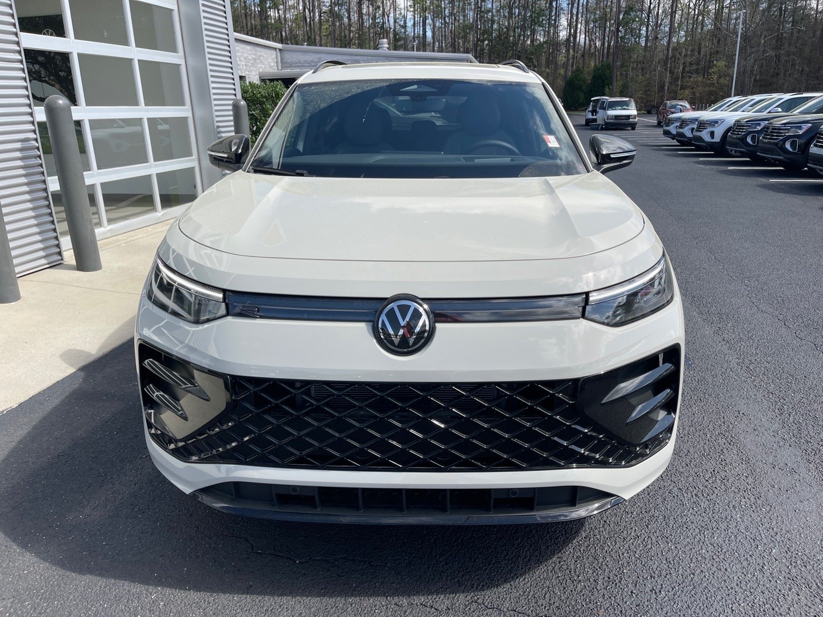 New 2026 Sandstone 6u6u Volkswagen SE R-Line Black image 2