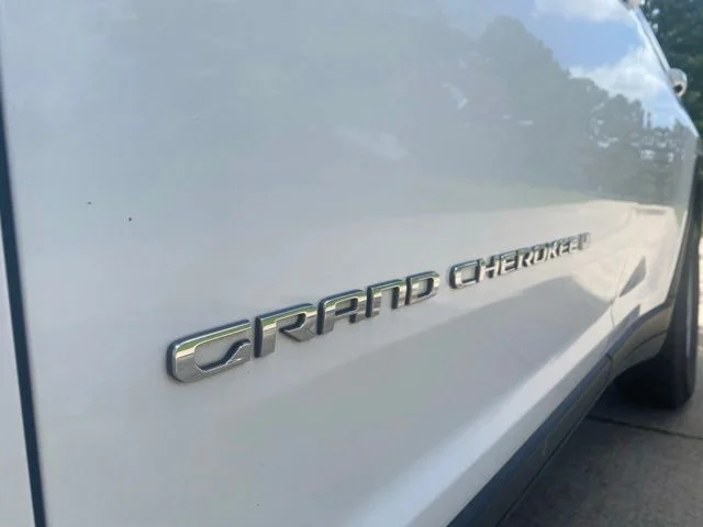 Used 2024 White/off-white Jeep Laredo image 5