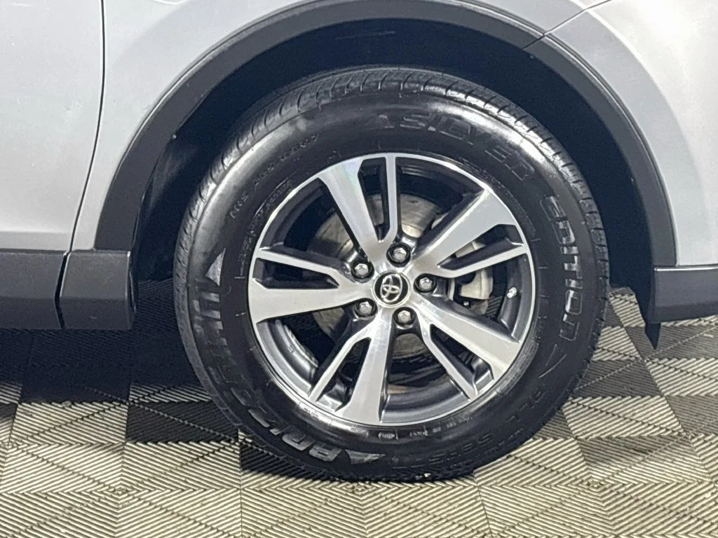 Used 2018 Silver Sky Metallic Toyota XLE image 23