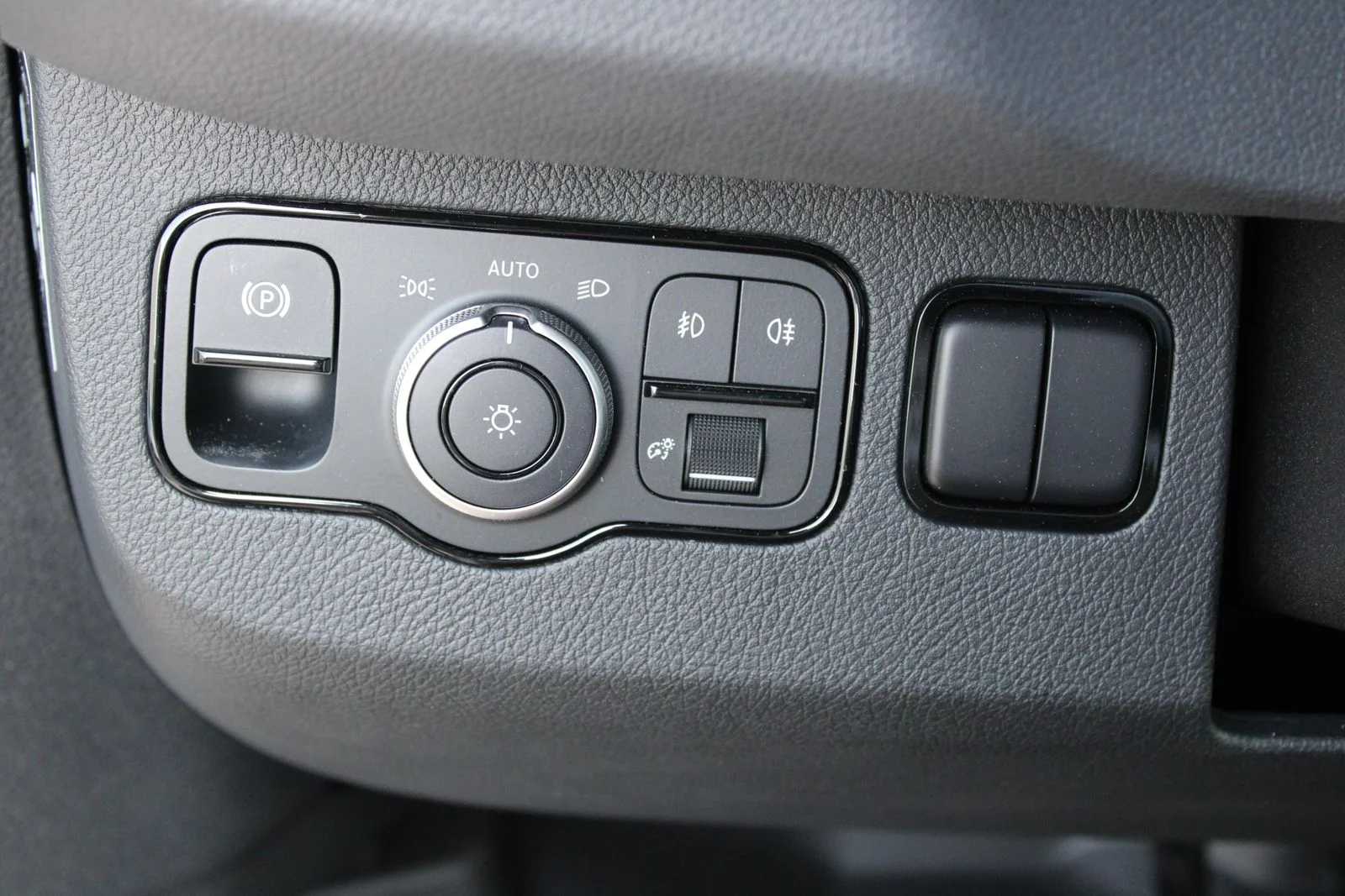 Used 2022  Mercedes-Benz Crew 144 WB image 19