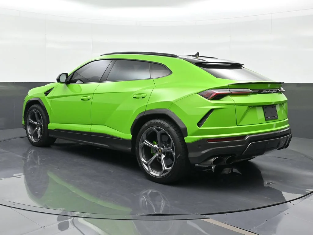 Used 2022 Green Lamborghini  image 3
