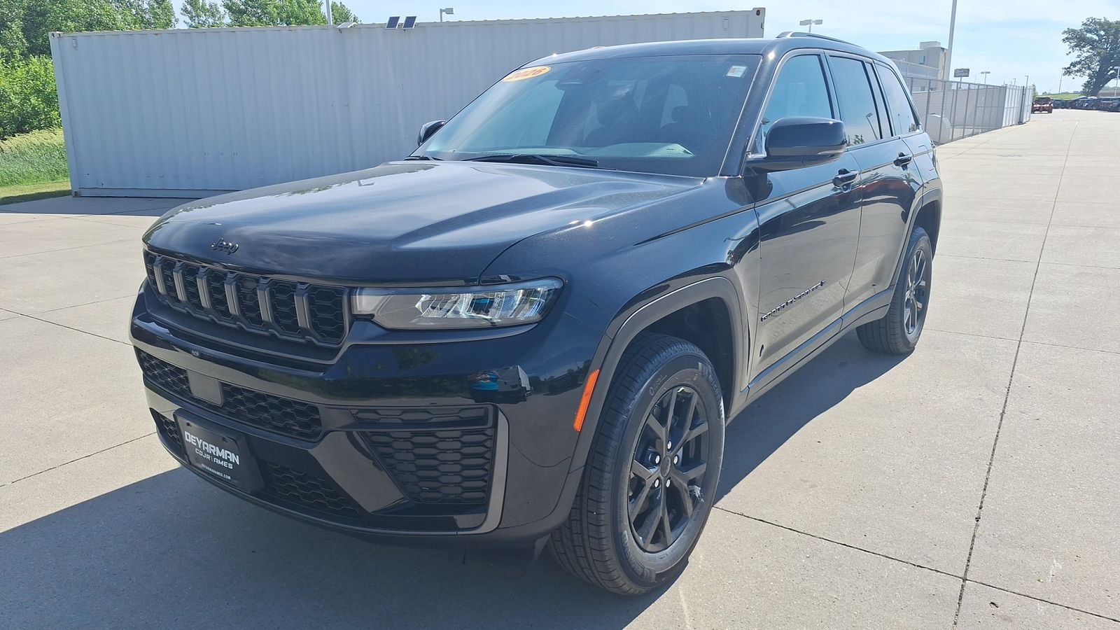 New 2026 Diamond Black Crystal Pearl-Coat Exterior Paint Jeep Altitude image 8