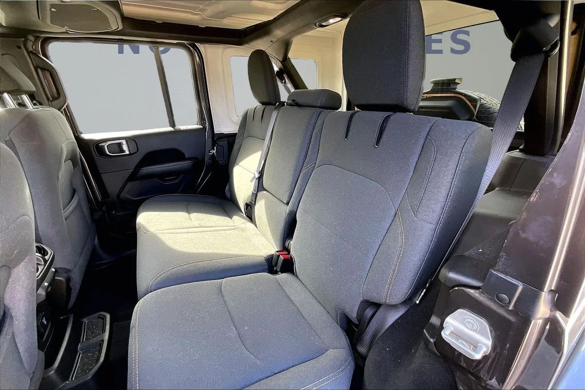 Used 2025  Jeep Sahara 4xe image 21
