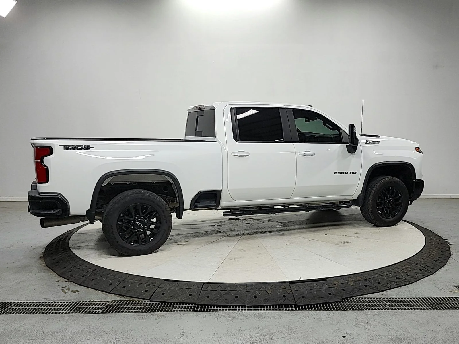 Used 2025 White Chevrolet LT image 8