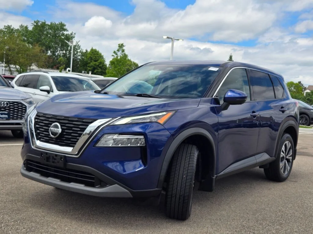Used 2021 Blue Nissan SV image 3