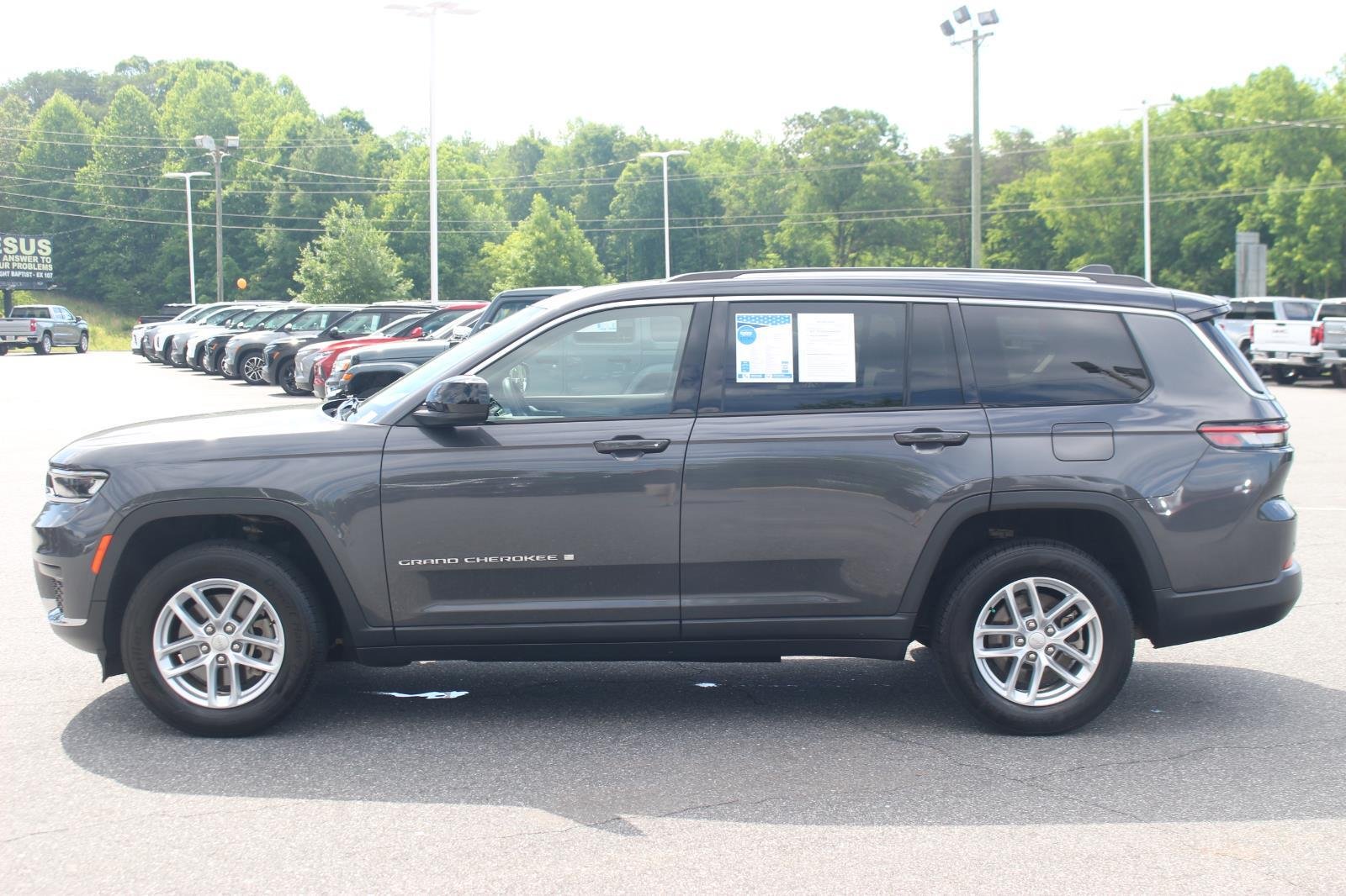 Used 2022 Gray Jeep Laredo image 4