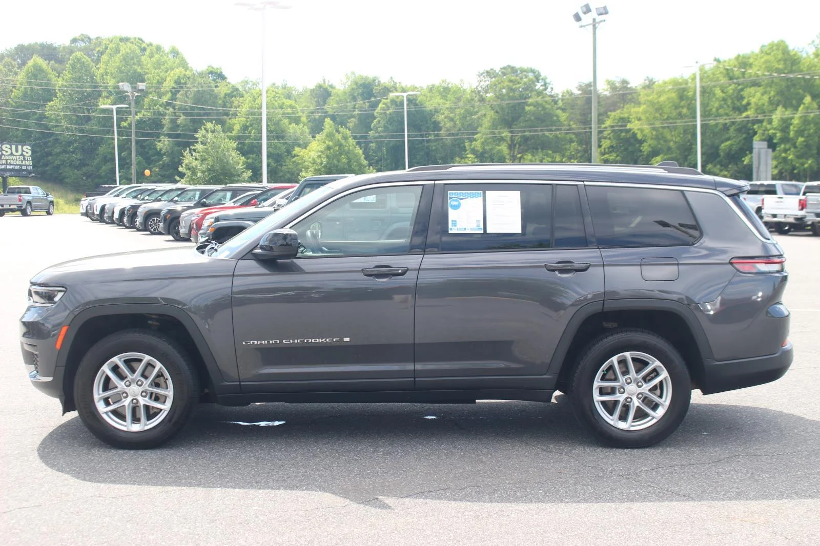 Used 2022 Gray Jeep Laredo image 4