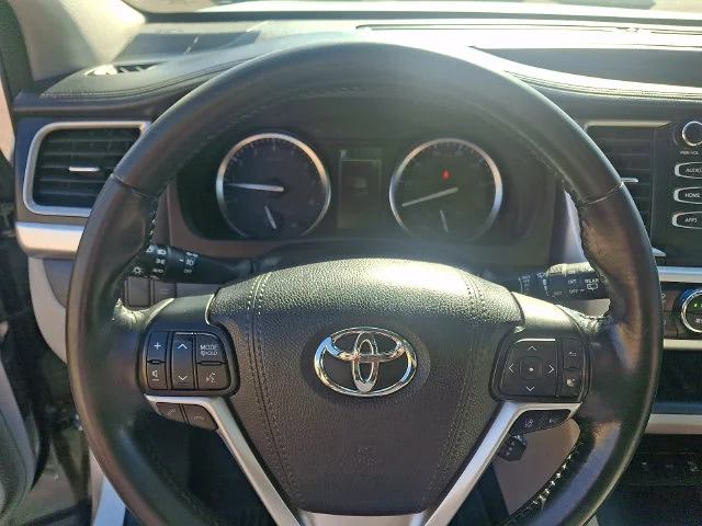 Used 2018 Silver Toyota XLE image 19