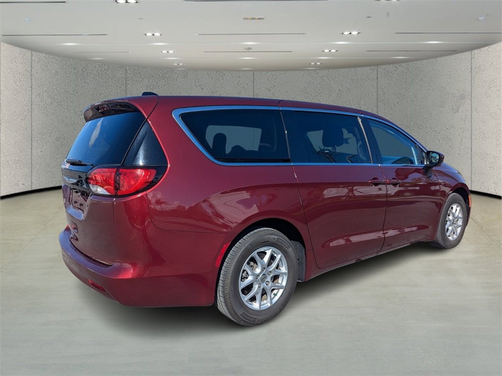 2023 Chrysler Voyager LX photo 3
