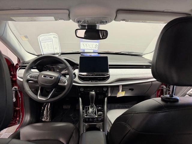 Used 2022 Velvet Jeep Latitude image 31