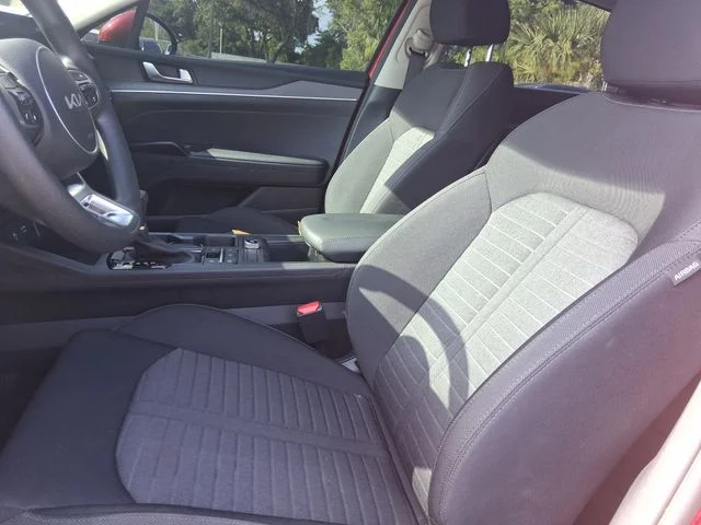 Used 2025 Red Kia LXS image 3