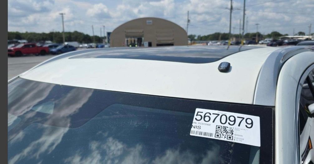 Used 2023 White INFINITI LUXE image 8