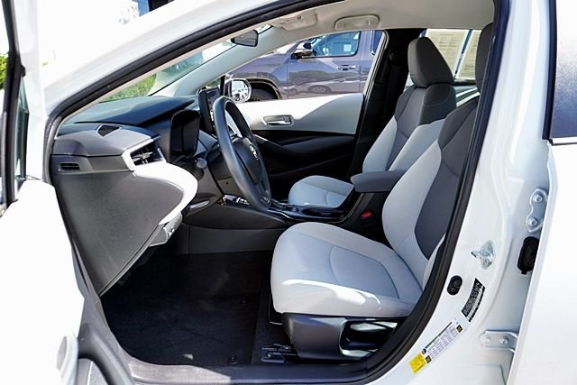 Used 2021 White Toyota L image 12