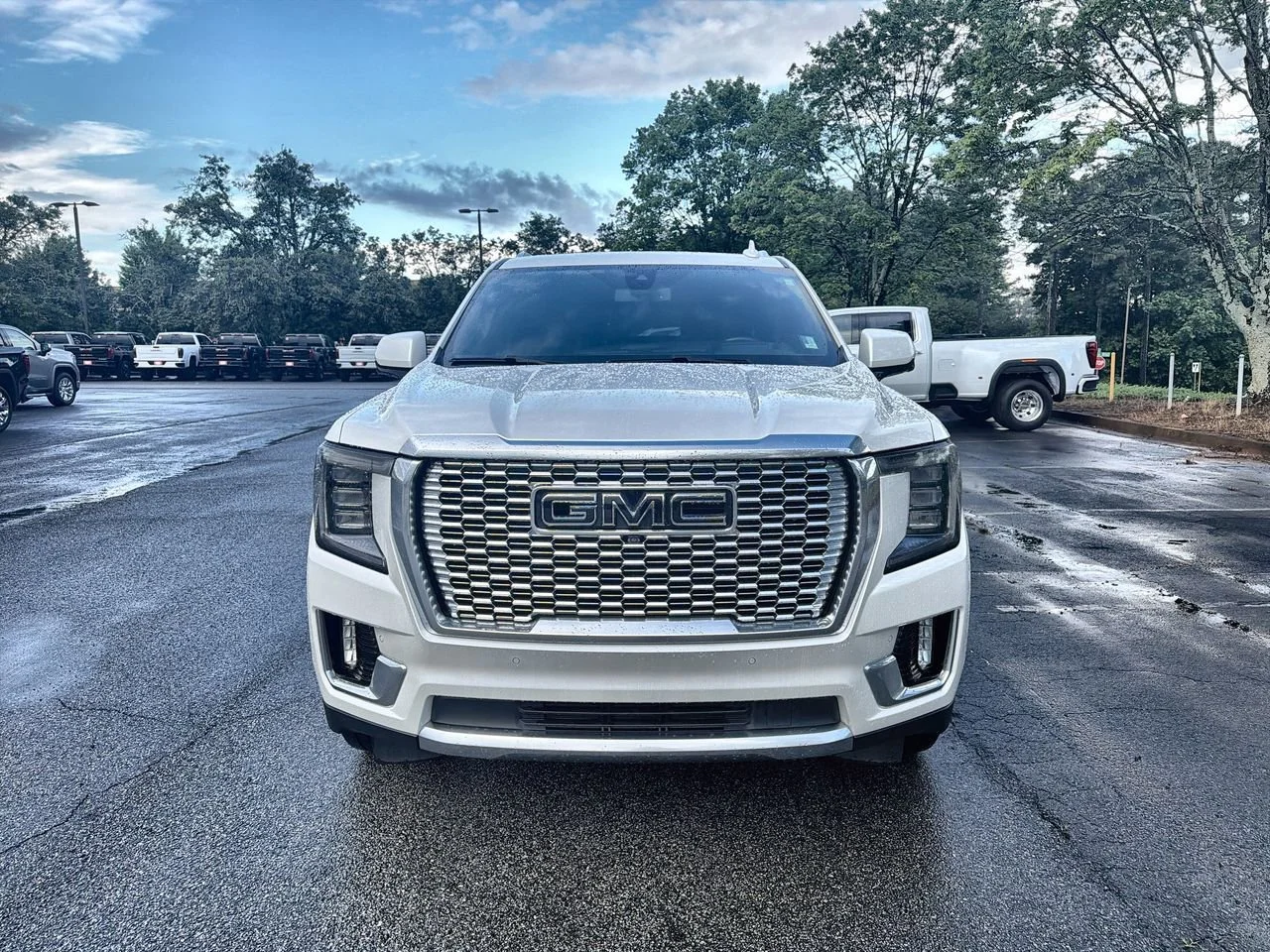 Used 2022 White Frost Tricoat GMC Denali image 3