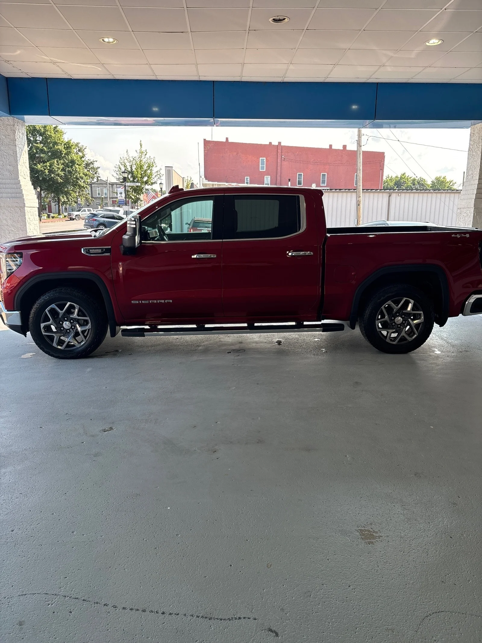 Used 2024 GMC Sierra 1500 SLT with VIN 3GTUUDE8XRG147916 for sale in Kansas City