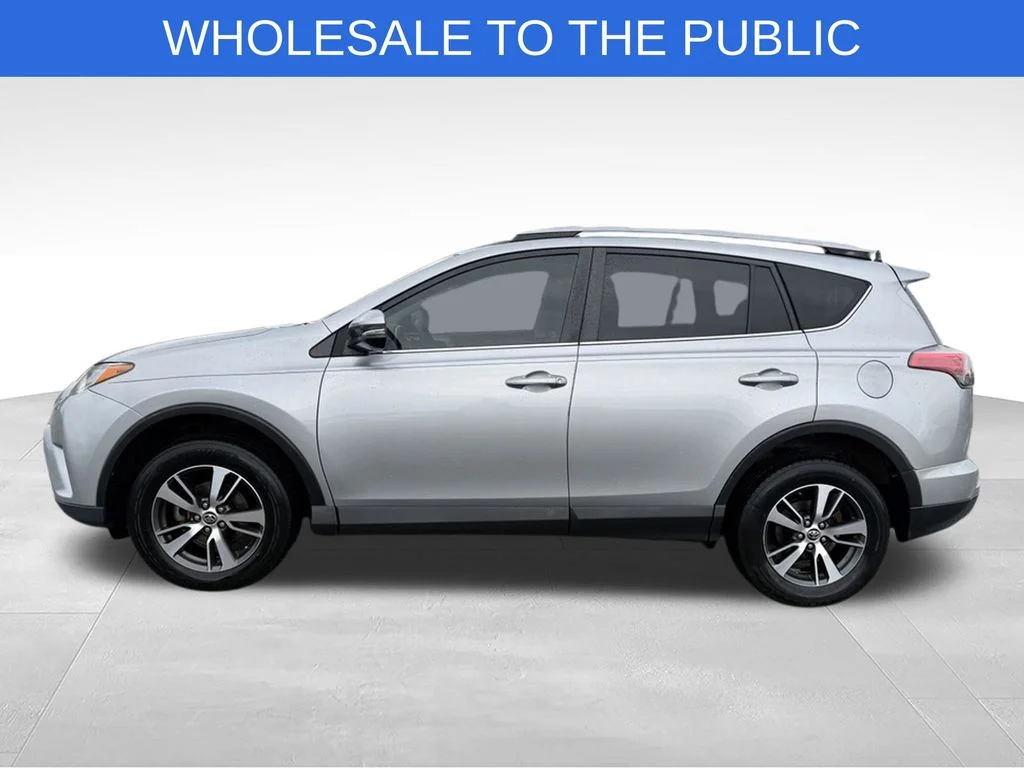 Used 2018 Silver Toyota XLE image 2