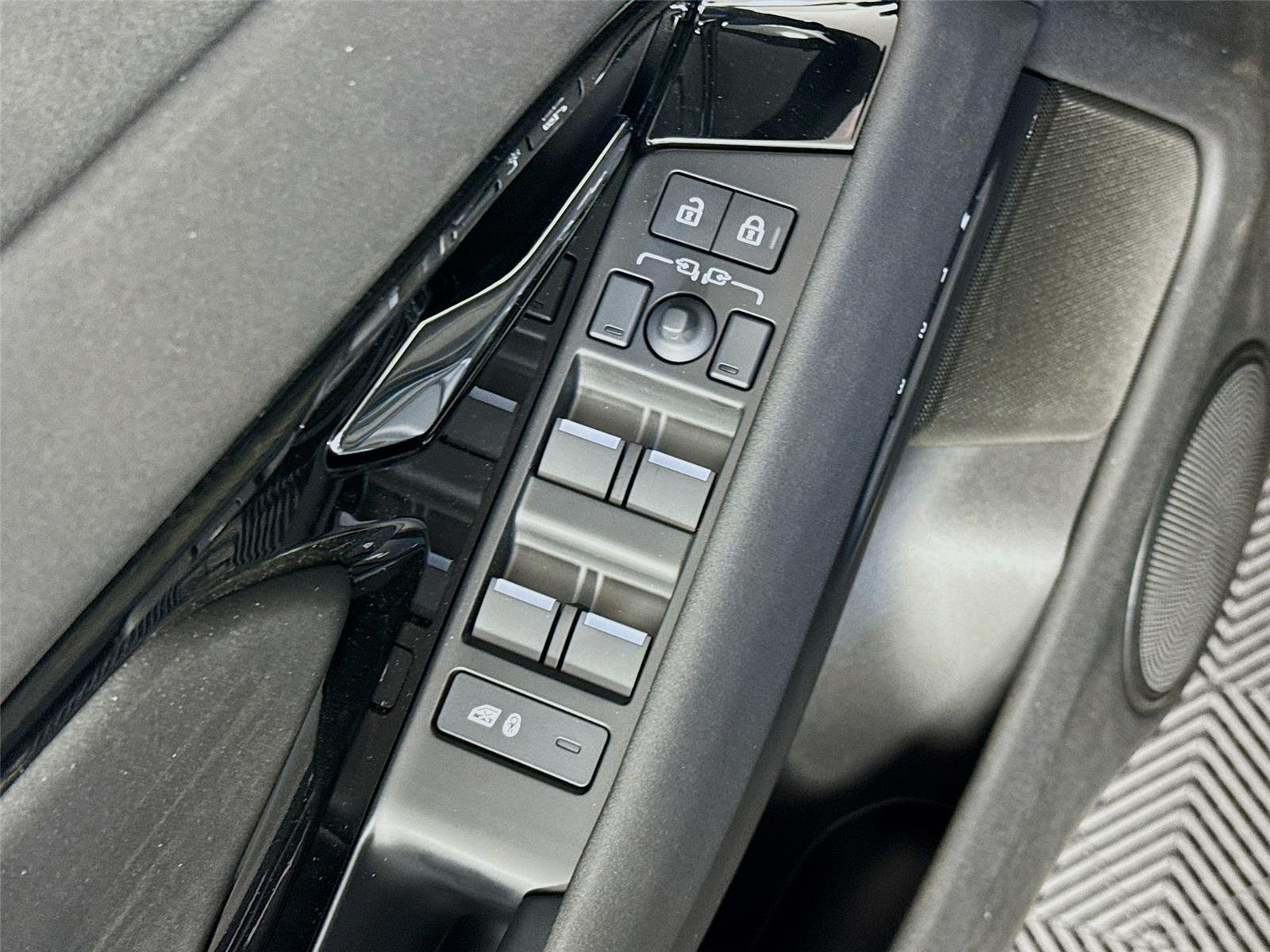 Used 2026 Santorini Black Land Rover Hoxton Edition image 20