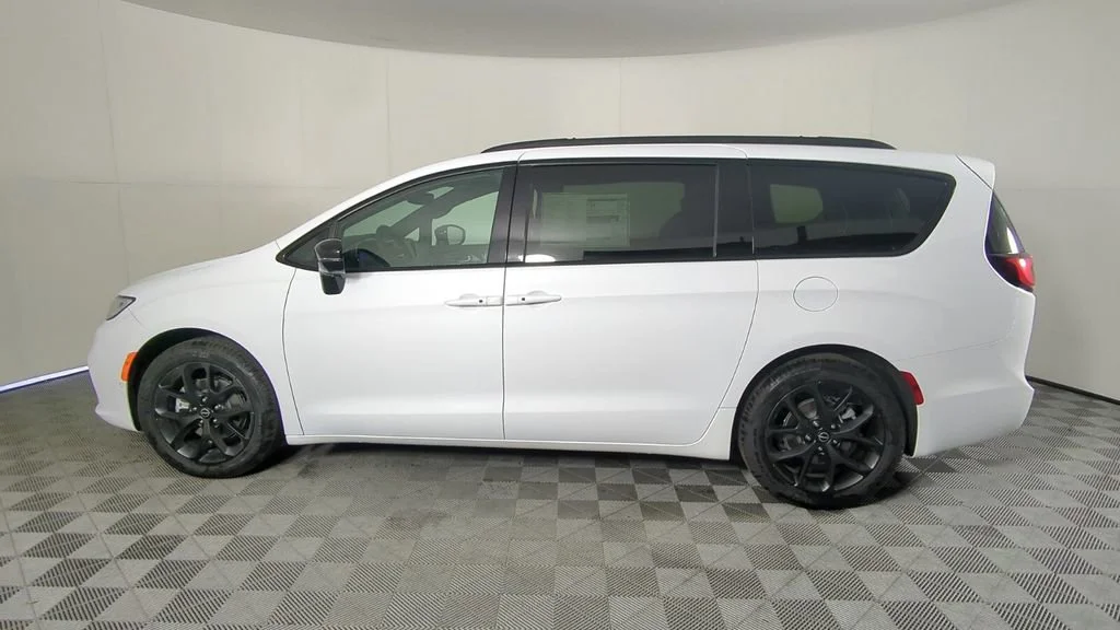 New 2026 Bright White Clear-Coat Exterior Paint Chrysler Select image 8