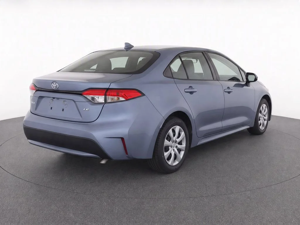 Used 2021  Toyota LE image 3