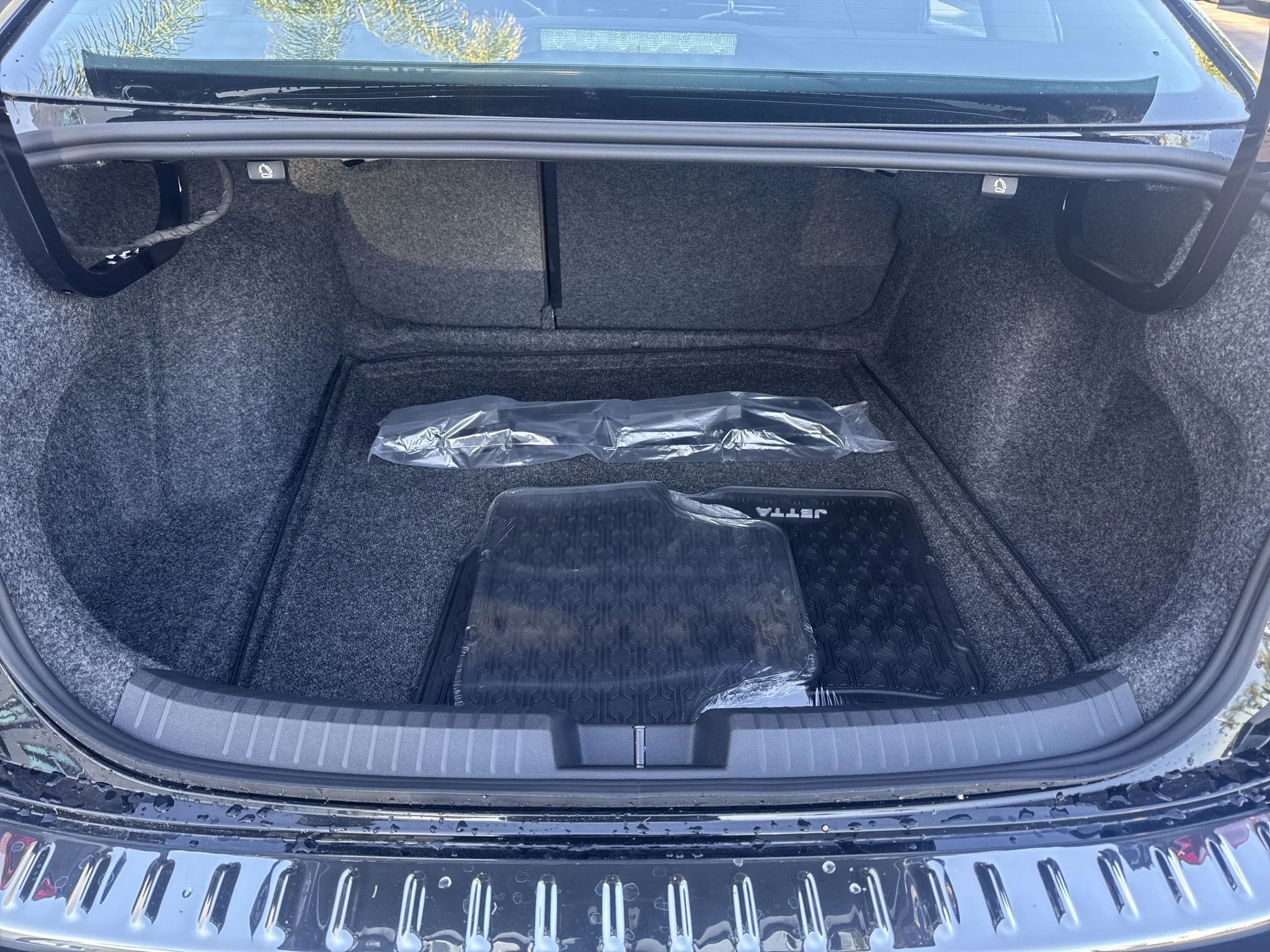 New 2026 Deep Black Pearl Volkswagen SE image 7