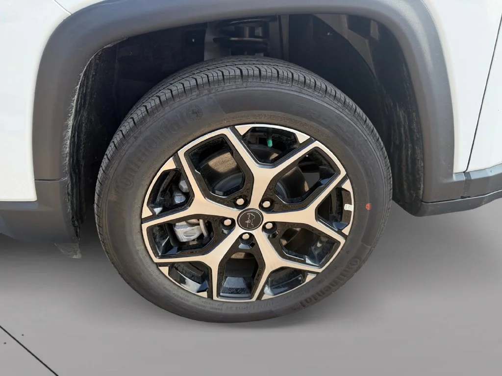 New 2026 Bright White Clear-Coat Exterior Paint Jeep Limited image 9