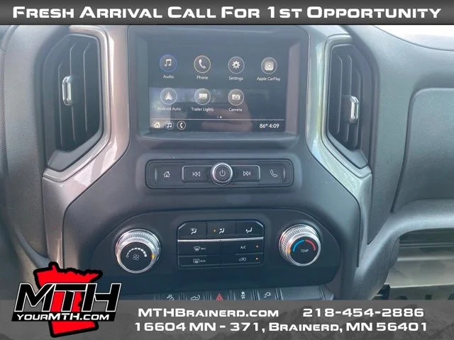 Used 2019 White GMC Base image 12