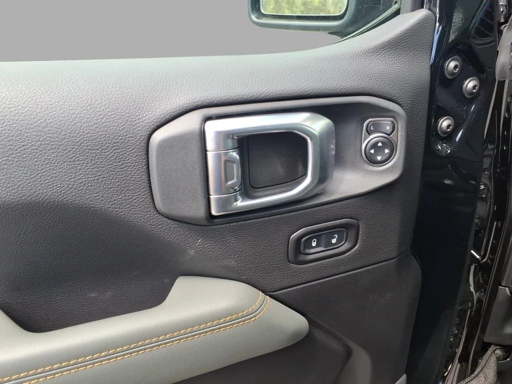 New 2026 Black Clear-Coat Exterior Paint Jeep Mojave X image 10